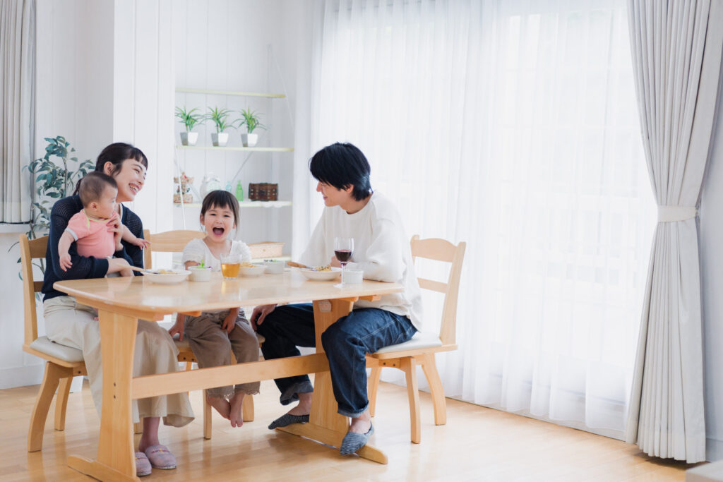 ダイニングで食事をする家族。暮らしの動きから間取りを考える