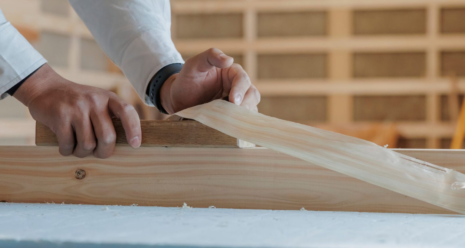 鉋で造作材を仕上げる大工の手（イメージ）