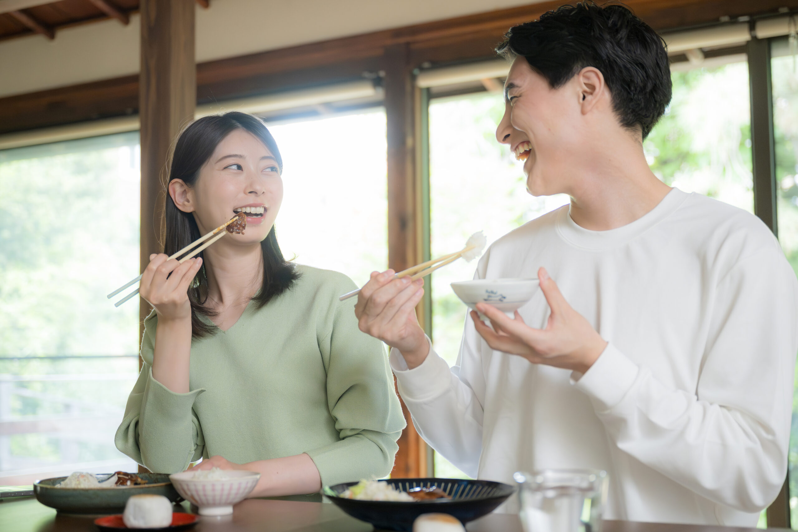 食卓を囲んで笑い合う家族のひととき（デモ）